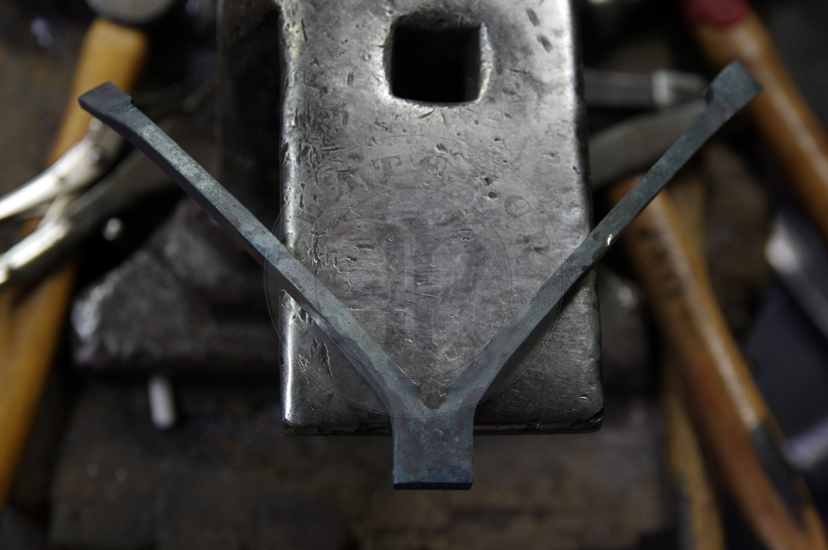 Breastplate based on Churburg CH14 piece. Forged V-shaped stop rib to deflect the points of weapons away from the neck. Material: hot forged 2 mm medium carbon steel. Heat hardened and tempered up to 42 HRC./ Napiernik wzorowany na ezgemplarzu z Churburga CH14. Materia: kuta na gorco stal redniowglowa o gruboci 2 mm. Kuta w ksztacie V ochrona szyi. Hartowany i odpuszczany do 42 HRC.